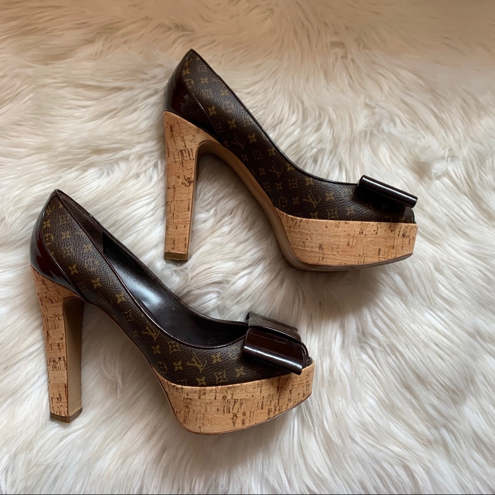 LOUIS VUITTON Logo Monogram Bow Cork Rivoli Pumps - Picture 4 of 9